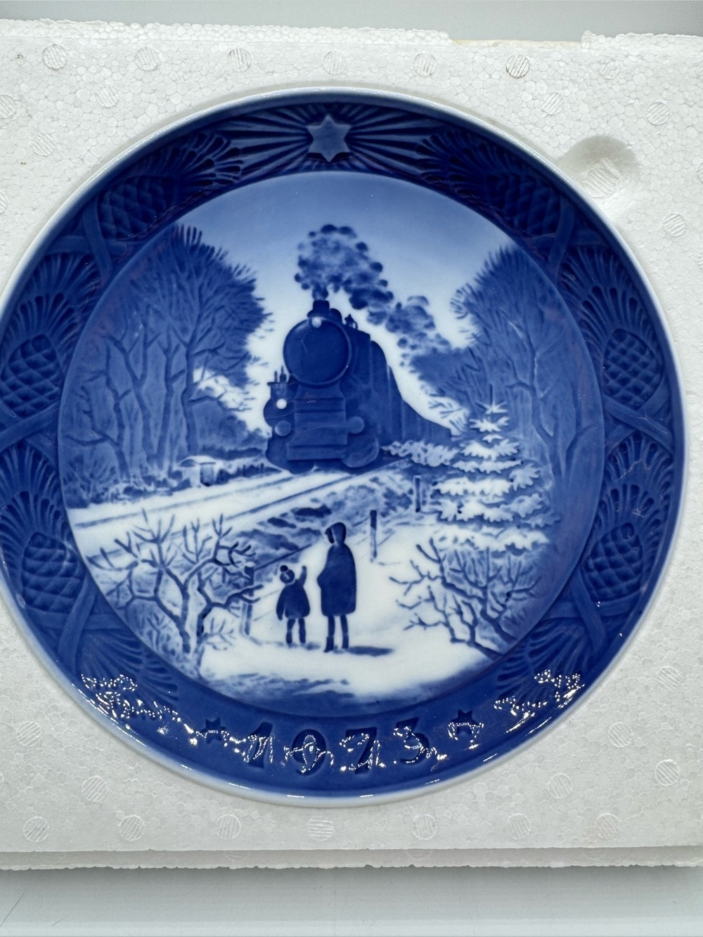 ROYAL COPENHAGEN 1973 Going Home For Christmas Blue and White Collectors Plate